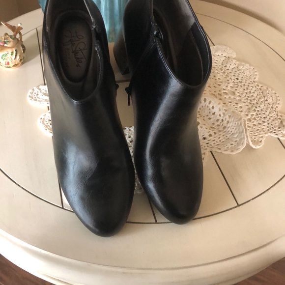 Black booties size 8.5 - Picture 6 of 6